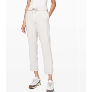 Lululemon On The Fly 7/8 Pant Woven Size 2 Silverstone Cream Color